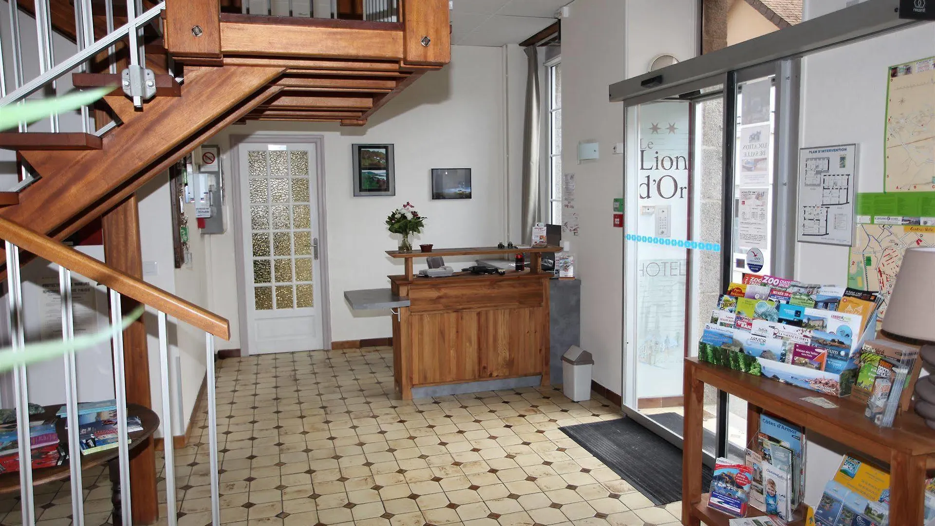 Contact Hotel - Hotel Le Lion D'Or 朗巴勒 2*,